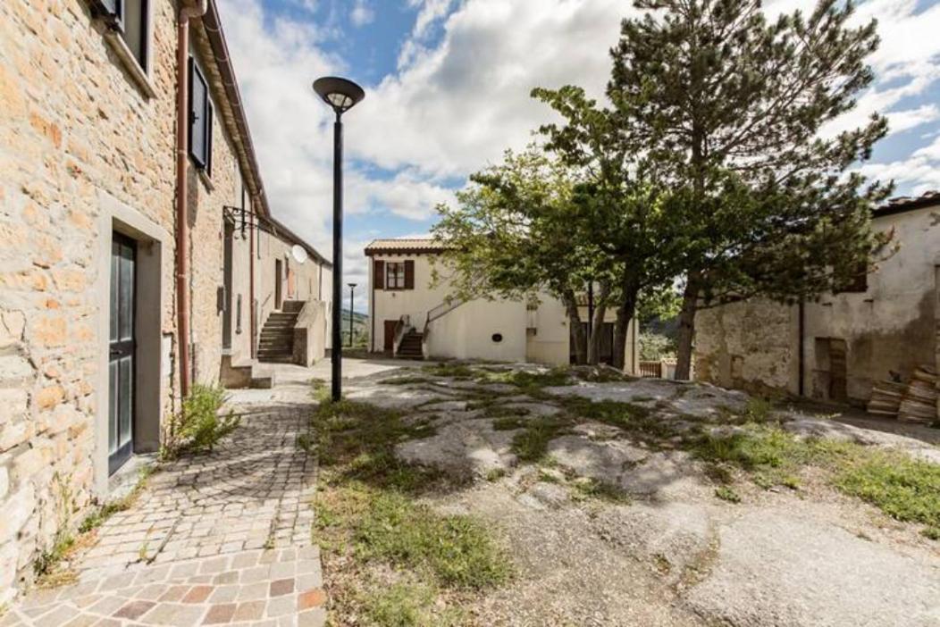 ホテル Locanda Delle Grotte Di Onferno ジェンマーノ エクステリア 写真